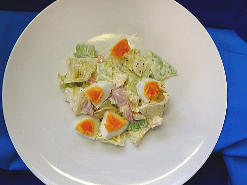 ゆで卵とキャベツのサラダ