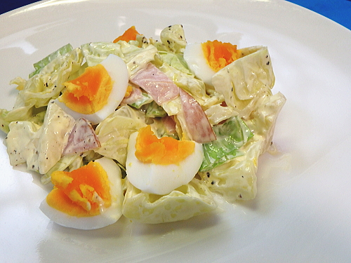 ゆで卵とキャベツのサラダ