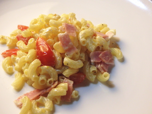 ベーコンとトマトのマカロニサラダ