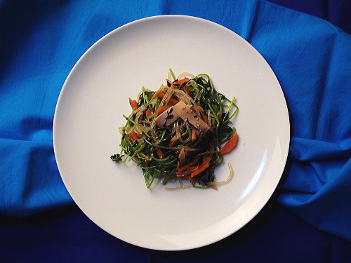 糸こんにゃくと豆苗のサラダ