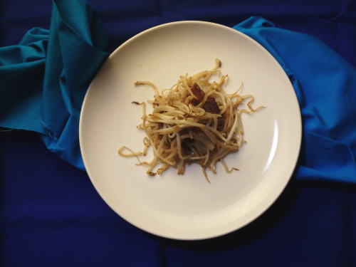 138.にんにく醤油がおいしい　モヤシのベーコン炒め