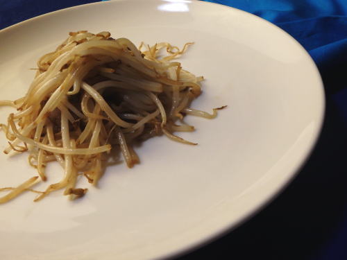 138.にんにく醤油がおいしい　モヤシのベーコン炒め