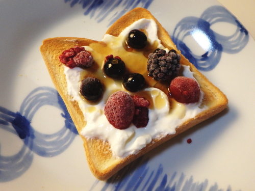 4種のアイスベリートースト。メープルヨーグルト