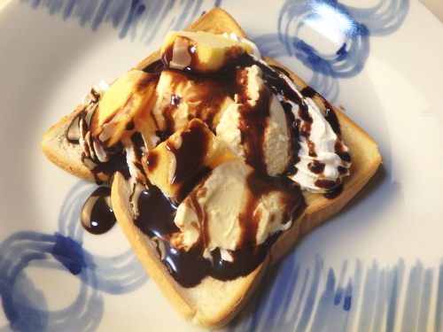 261.マンゴー愛すトースト。チョコソース