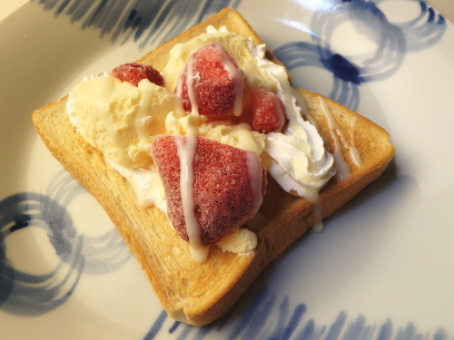 281.ひゃっこいイチゴ愛すトースト
