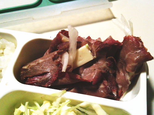 28.スライス玉ねぎとチーズのローストビーフ巻き