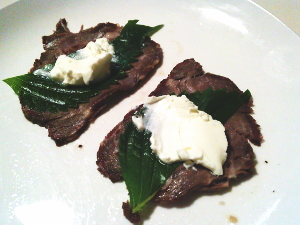 76.ローストビーフの大葉とクリームチーズ巻き(No.1673)