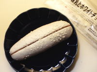 64.タカギベーカリー練乳とホワイトチョコのパン