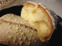 64.タカギベーカリー練乳とホワイトチョコのパン