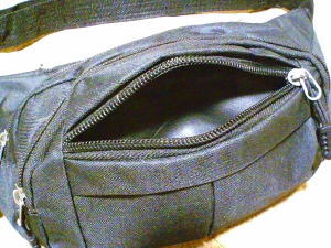 １６）300円黒のウエストポーチ