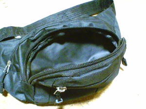 １６）300円黒のウエストポーチ