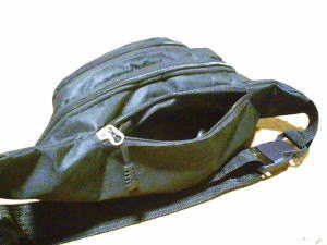 １６）300円黒のウエストポーチ