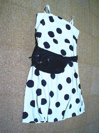 １６）300円黒のウエストポーチ