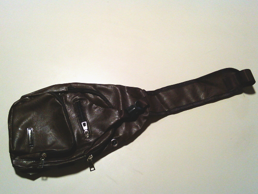 ３１）300円ボディバッグ