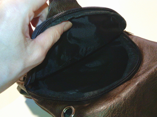 ３１）300円ボディバッグ