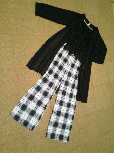 40)888円フリルのキャミソール黒2