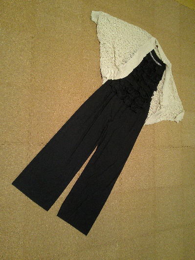 40)888円フリルのキャミソール黒2