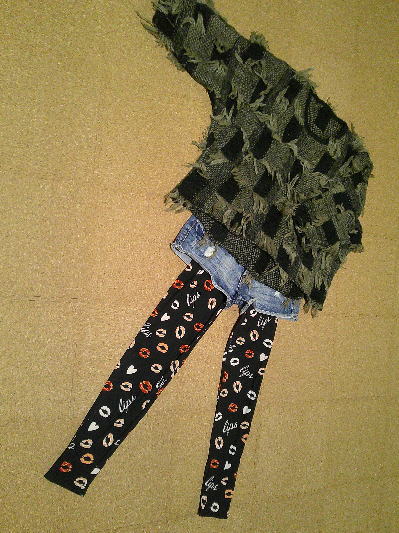 ５７）777円くちびる柄レギンス