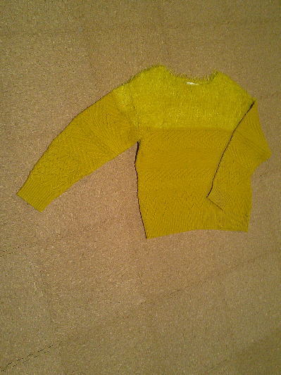 ６４）100円黄のセーター