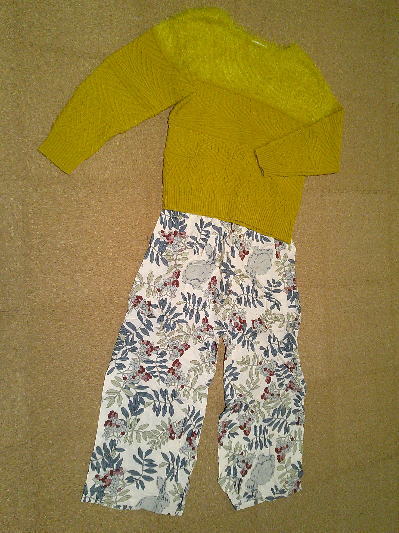 ６４）100円黄のセーター