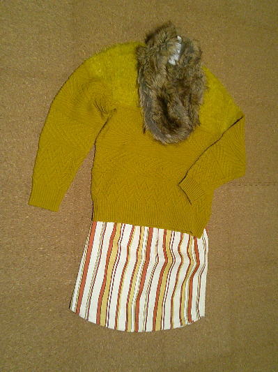 ６４）100円黄のセーター