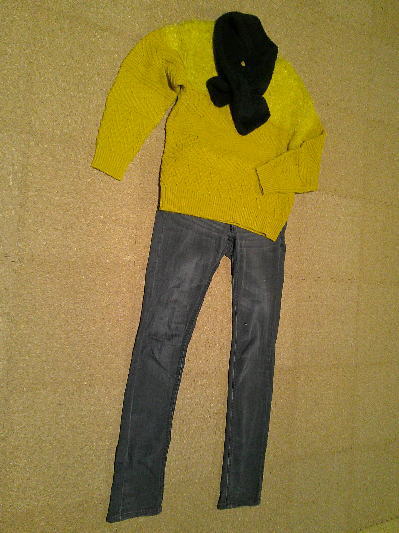 ６４）100円黄のセーター