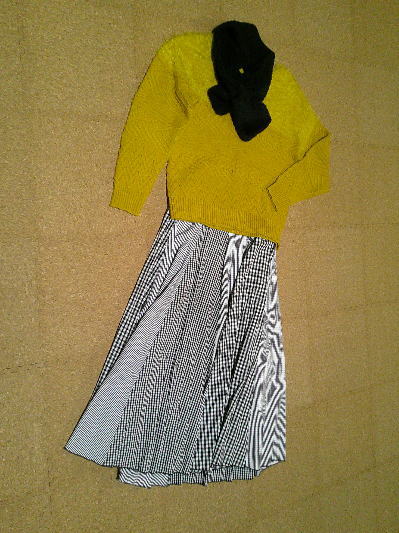 ６４）100円黄のセーター