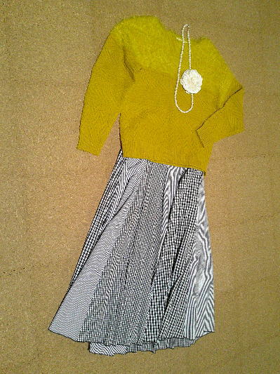 ６４）100円黄のセーター