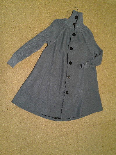 ６６）1,408円グレーのAラインコート