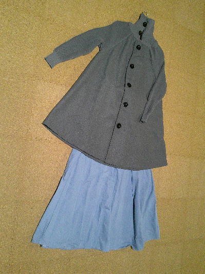 ６６）1,408円グレーのAラインコート