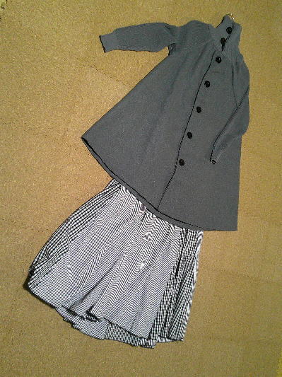 ６６）1,408円グレーのAラインコート