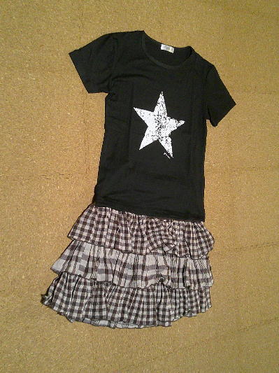 ７２）500円スター柄Tシャツ