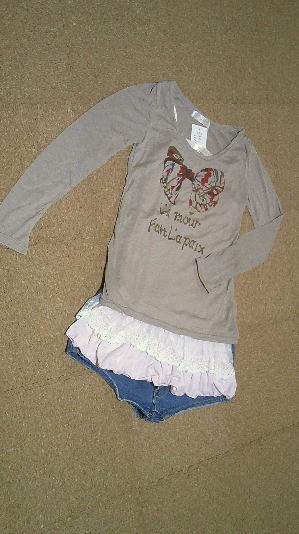 ７５）550円フリル付きリボントップス