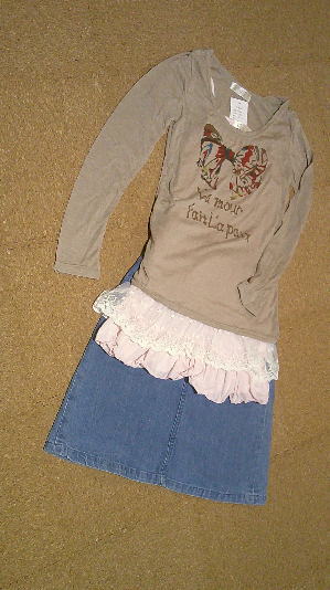 ７５）550円フリル付きリボントップス