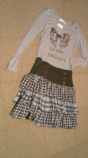 ７５）550円フリル付きリボントップス