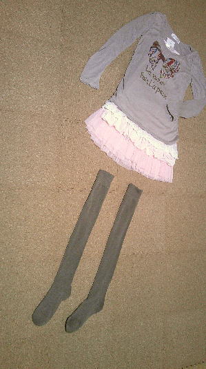 ７５）550円フリル付きリボントップス