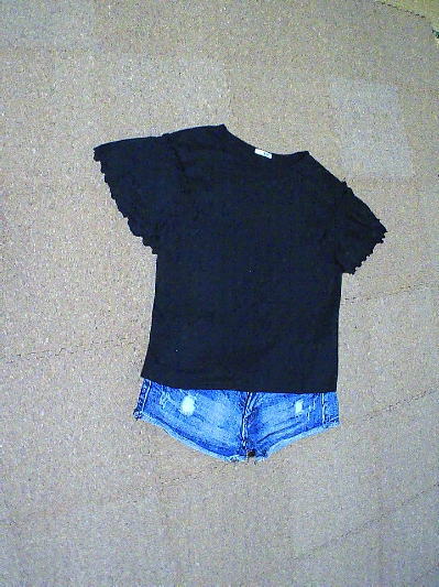 ８２）790円袖フラワートップス