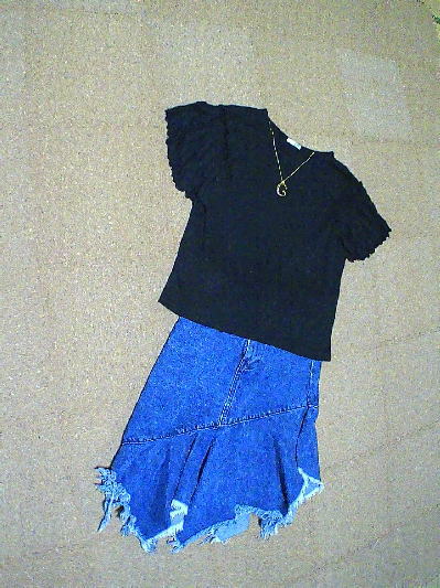 ８２）790円袖フラワートップス