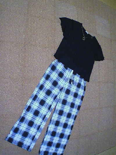 ８２）790円袖フラワートップス