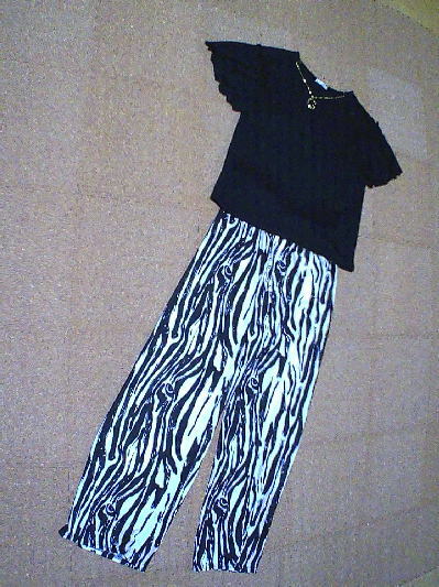 ８２）790円袖フラワートップス