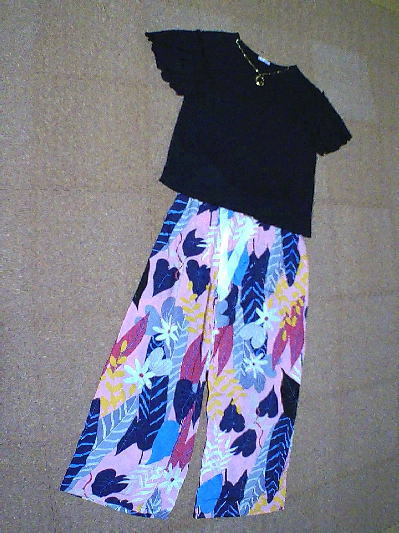 ８２）790円袖フラワートップス