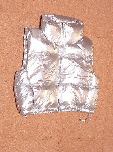 111)1,689円シルバーのダウンベスト