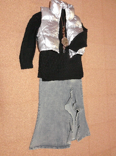 111)1,689円シルバーのダウンベスト