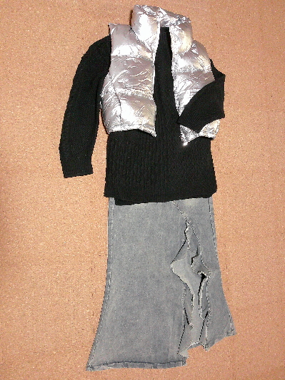 111)1,689円シルバーのダウンベスト