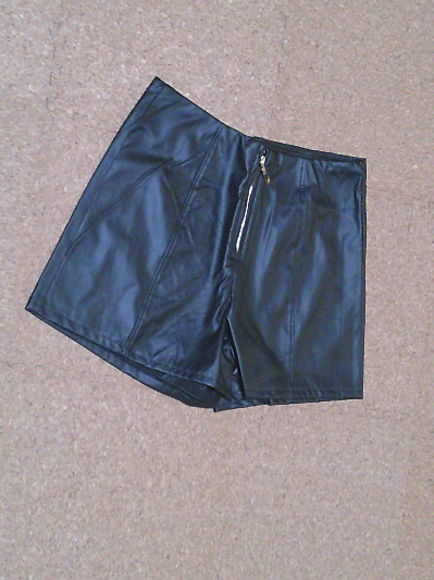 117)829円レザーのショートパンツ