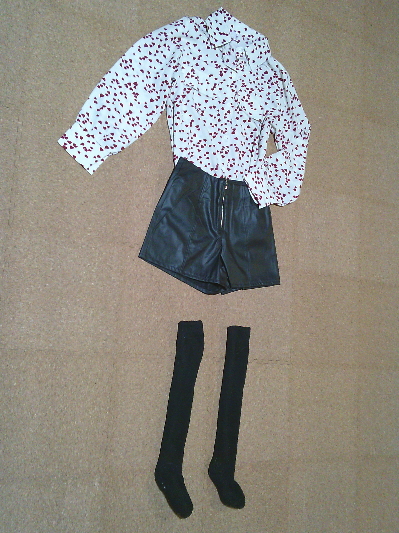 117)829円レザーのショートパンツ