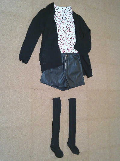 117)829円レザーのショートパンツ