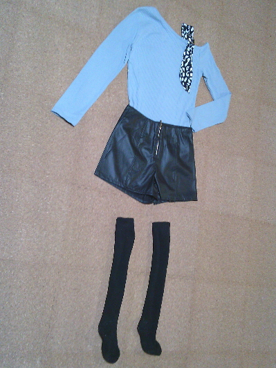 118)829円レザーのショートパンツ