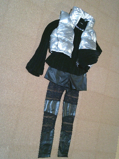 118)829円レザーのショートパンツ