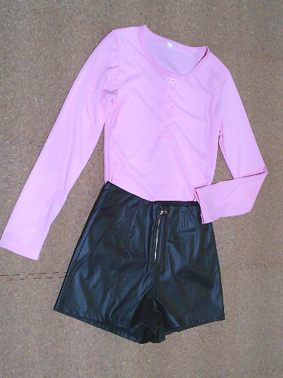 122）285円ボタン飾りの長袖Tシャツ